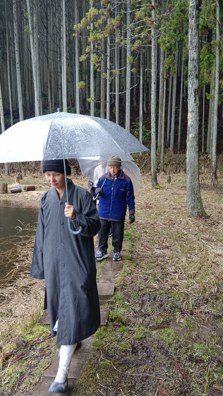 書記長圓莊法師と居士の皆様が竜王ヶ淵を散策