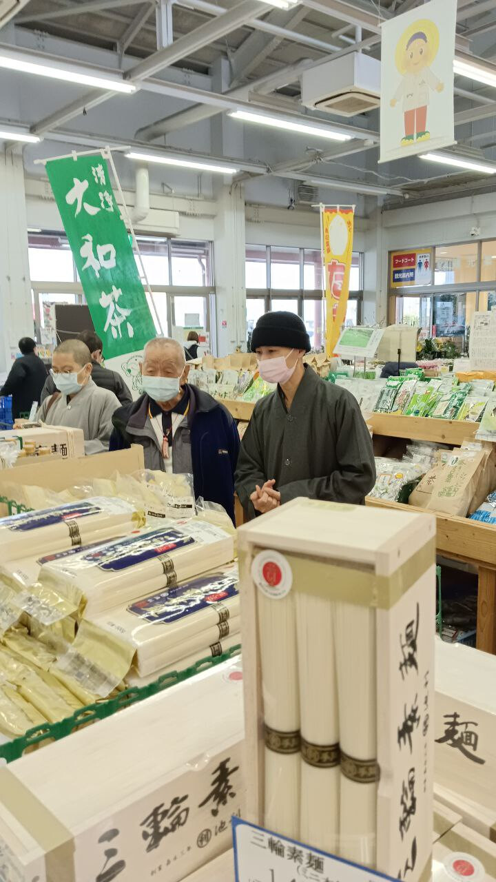 まほろばキッチンへ食材の買い出しに